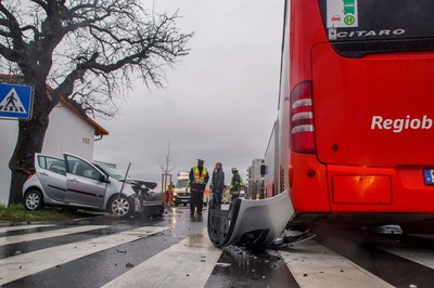 Gerlingen: 74-jaehrige geraet in Gegenverkehr und kollidiert mit Linienbus